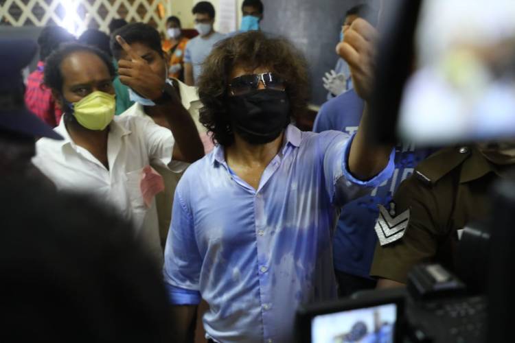 #ChiyaanVikram came by walk to cast his vote at the Besant Nagar polling booth today.