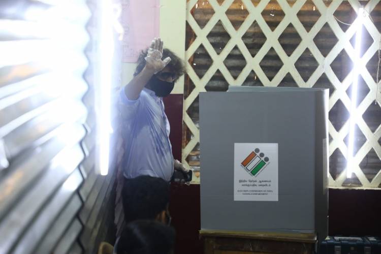 #ChiyaanVikram came by walk to cast his vote at the Besant Nagar polling booth today.