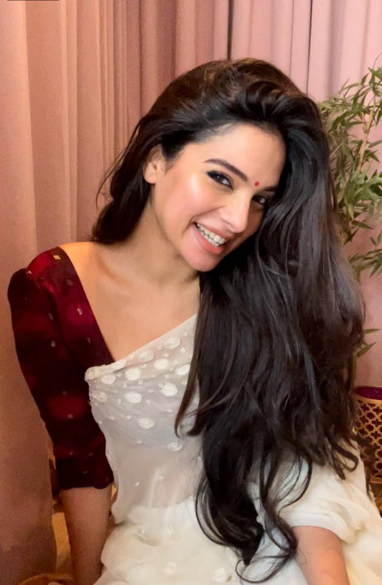 Here are some new stills of Actress @TanyaHope_offl in a traditional outfit with the laughter shining bright equal to her face !