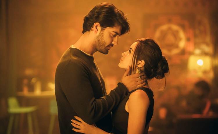 Here’s presenting the song Nee Illa Naanum from #99SongsTamil in @HaricharanMusic ’s soulful voice. 