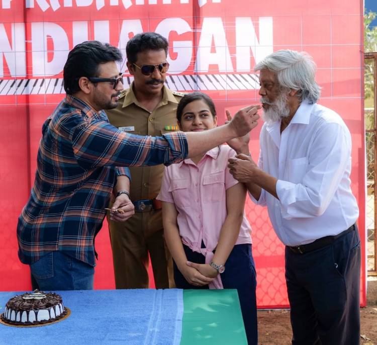 @actorprashanth and @SimranbaggaOffc celebrated their birthdays on the set of #Andhagan.