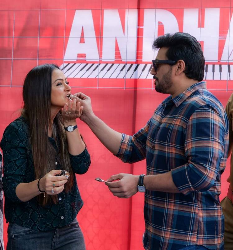 @actorprashanth and @SimranbaggaOffc celebrated their birthdays on the set of #Andhagan.