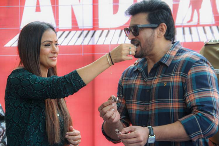 @actorprashanth and @SimranbaggaOffc celebrated their birthdays on the set of #Andhagan.