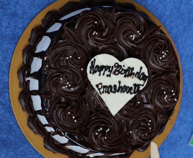 @actorprashanth and @SimranbaggaOffc celebrated their birthdays on the set of #Andhagan.