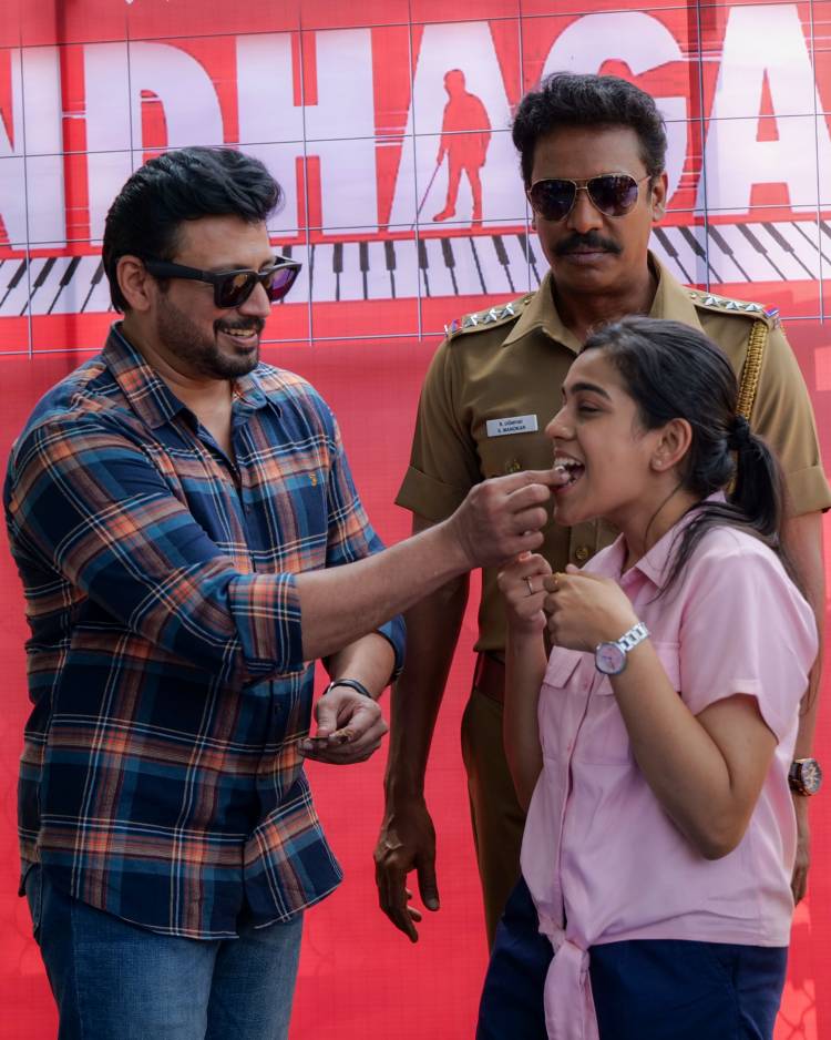 @actorprashanth and @SimranbaggaOffc celebrated their birthdays on the set of #Andhagan.