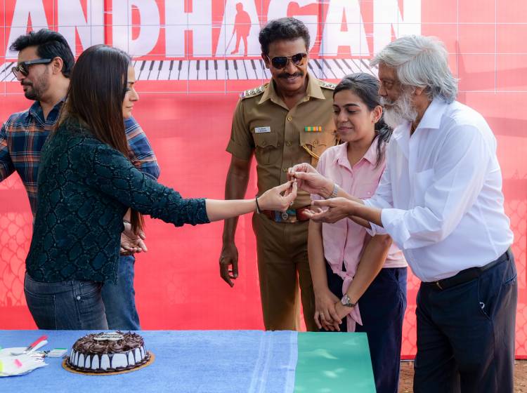 @actorprashanth and @SimranbaggaOffc celebrated their birthdays on the set of #Andhagan.
