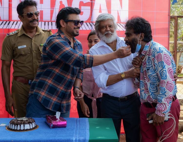 @actorprashanth and @SimranbaggaOffc celebrated their birthdays on the set of #Andhagan.