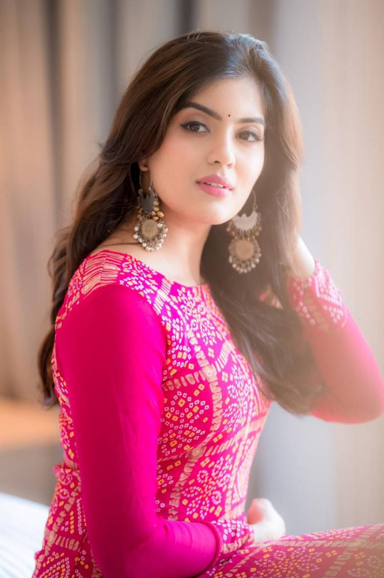 Pretty in pink! #AmrithaAiyer is elegance personified in these pics from her latest photoshoot.