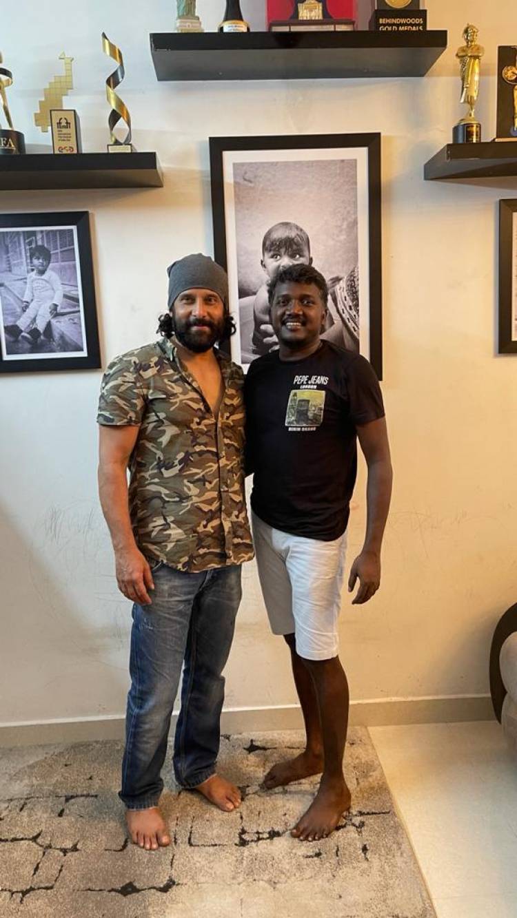 கர்ணன் படம் பார்த்துவிட்டு இயக்குனரை வீடு தேடி சென்று பாராட்டிய நடிகர் விக்ரம்  #ChiyaanVikram