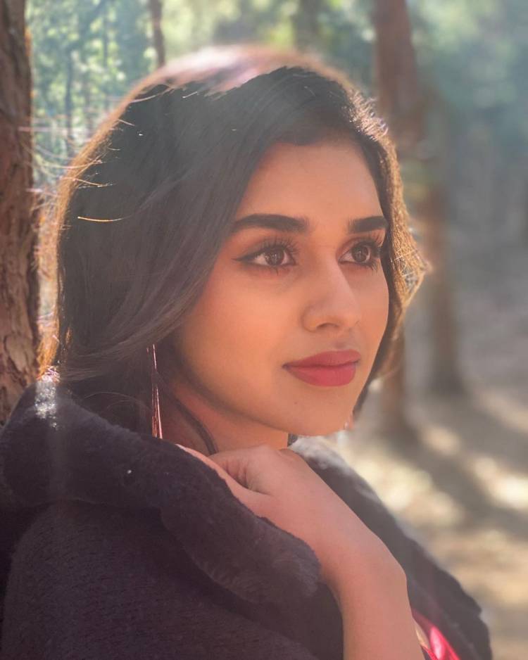 Take a look at the latest photoshoot stills of gorgeous #MeenakshiGovindharajan