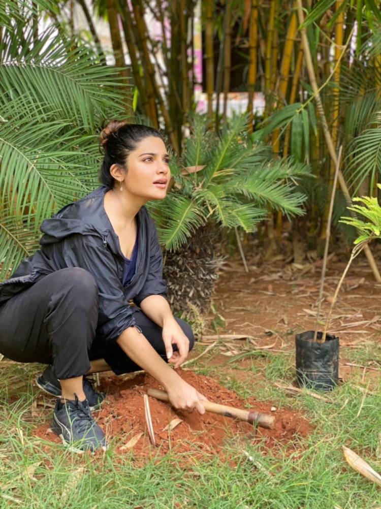 நடிகர் திரு.விவேக் அவர்களின் நினைவாக இன்று எனது வீட்டில் சில மரக்கன்றுகளை நட்டுள்ளேன். நடிகை ஆத்மிகா