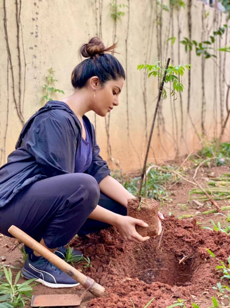 நடிகர் திரு.விவேக் அவர்களின் நினைவாக இன்று எனது வீட்டில் சில மரக்கன்றுகளை நட்டுள்ளேன். நடிகை ஆத்மிகா