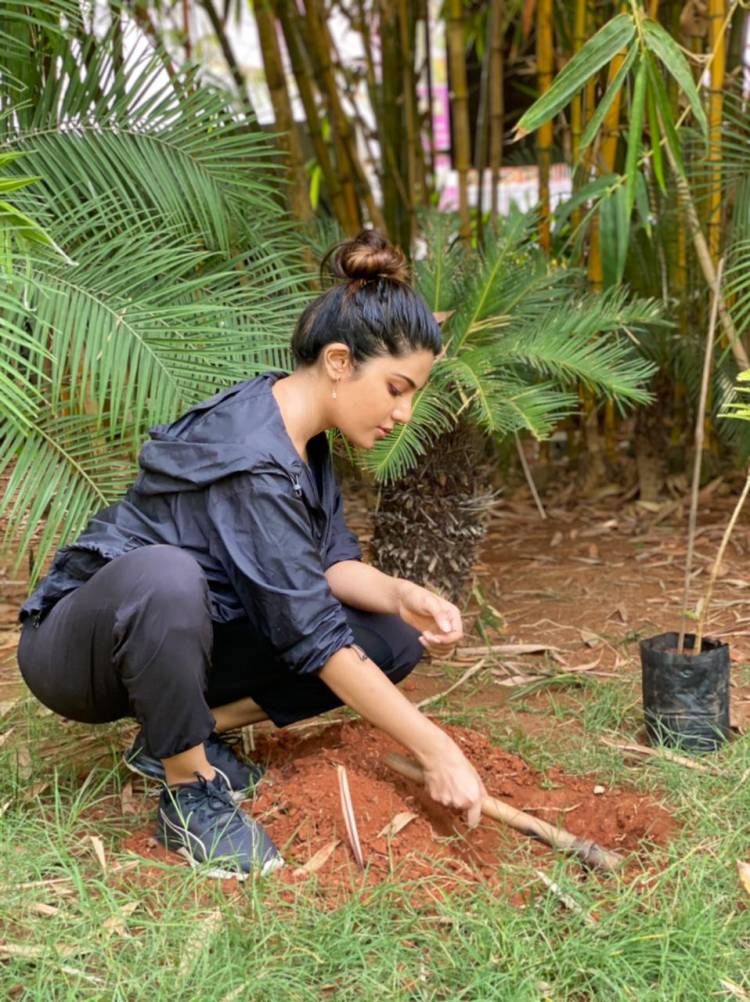 நடிகர் திரு.விவேக் அவர்களின் நினைவாக இன்று எனது வீட்டில் சில மரக்கன்றுகளை நட்டுள்ளேன். நடிகை ஆத்மிகா
