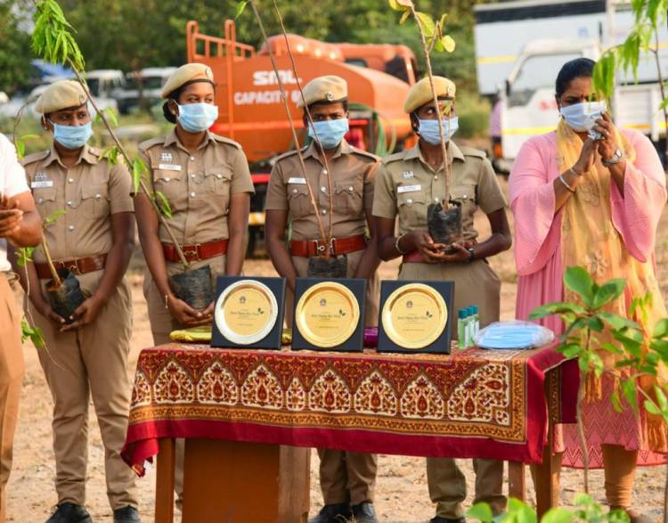 சின்ன கலைவாணர்  விவேக் அவர் நினைவாக  மர கன்றுகளை  திருவள்ளூர்  ஆயுத படை  மைதானத்தில்  மாவட்ட SP. அரவிந்தன். &ரம்யா பாண்டியன் மற்ற காவலர் களும் நட்டு சிறப்புரை ஆற்றினர்..