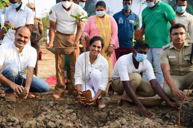 சின்ன கலைவாணர்  விவேக் அவர் நினைவாக  மர கன்றுகளை  திருவள்ளூர்  ஆயுத படை  மைதானத்தில்  மாவட்ட SP. அரவிந்தன். &ரம்யா பாண்டியன் மற்ற காவலர் களும் நட்டு சிறப்புரை ஆற்றினர்..