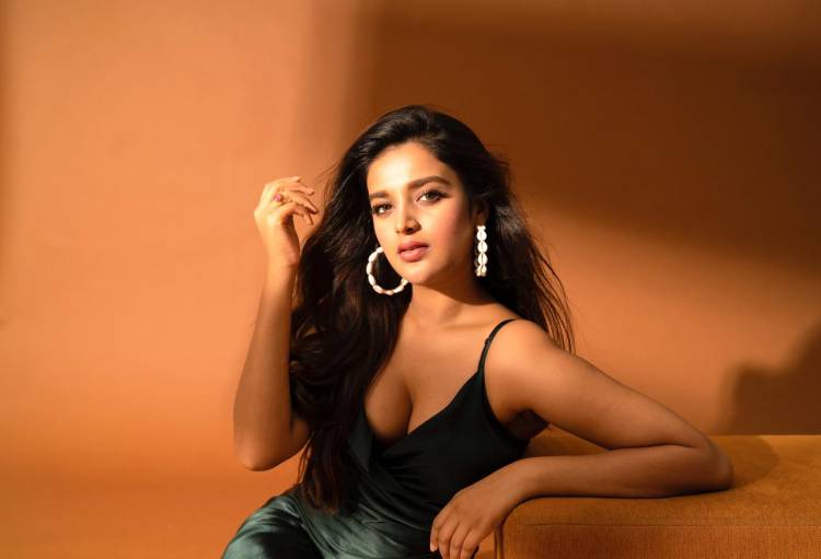 Dashing Nidhhi Agerwal