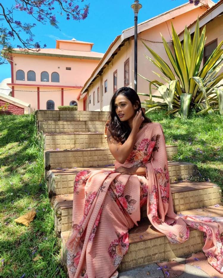 YouTube Sensation #PoornimaRavi Dazzles In A Beautiful Floral Saree.