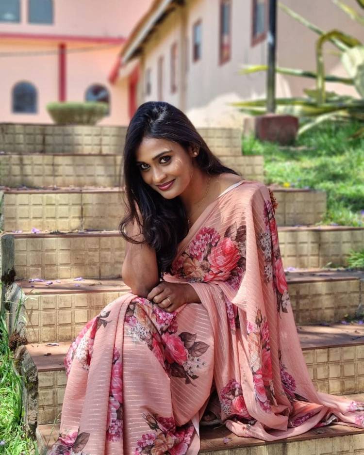 YouTube Sensation #PoornimaRavi Dazzles In A Beautiful Floral Saree.