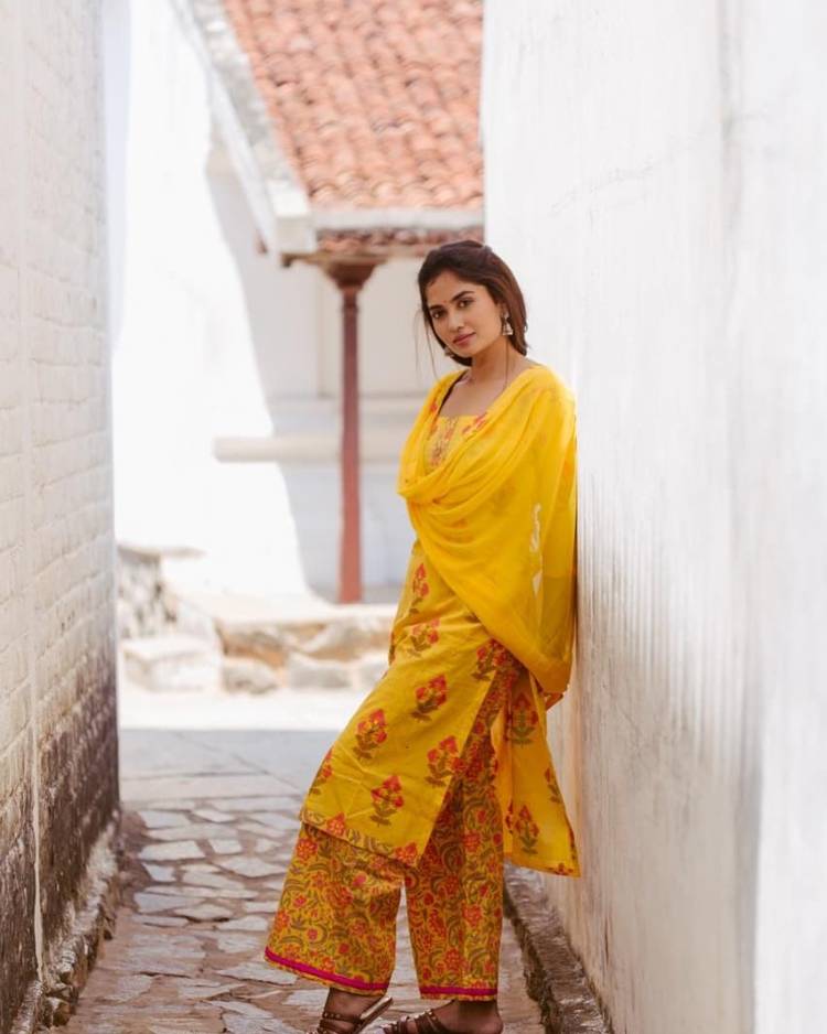 Actress #tejuashwini looks vibrant and beautiful in the yellow salwar.