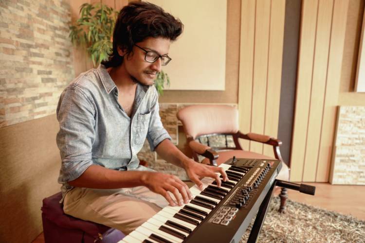  'முதலும் முடிவும்' காதல் மொழி பேசும் சுதந்திர  இசை ஆல்பம்!