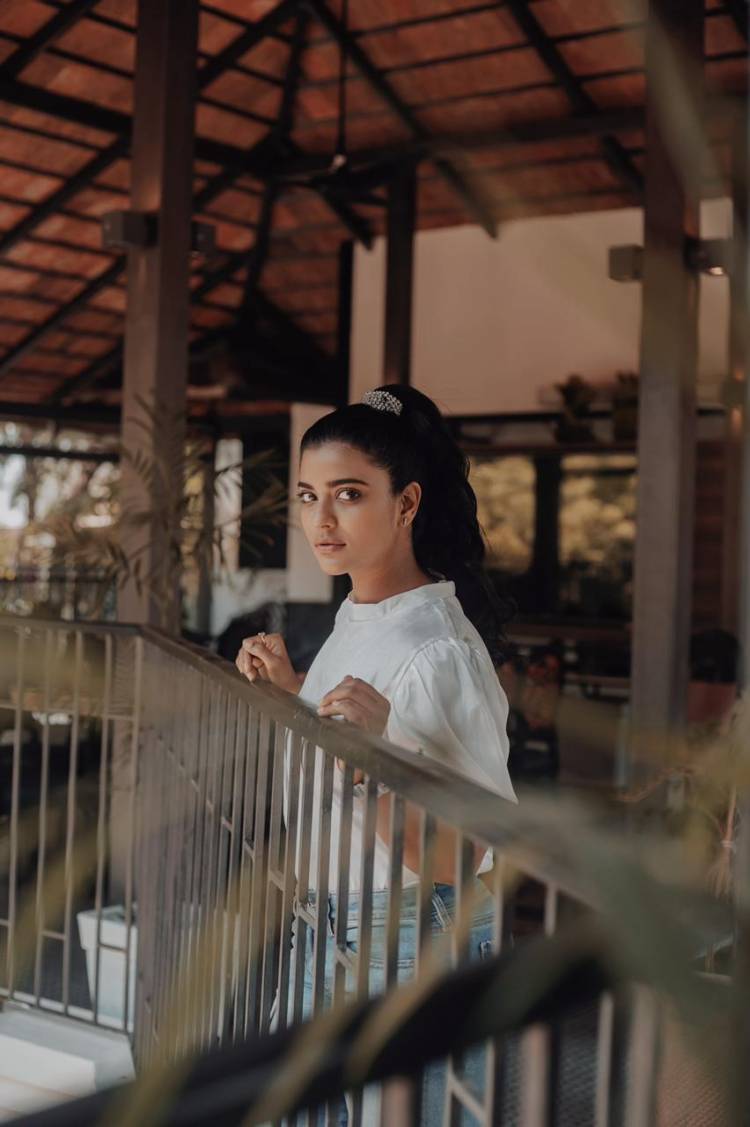 These cute pictures of @aishu_dil in a modern outfit are sure to charm one and all