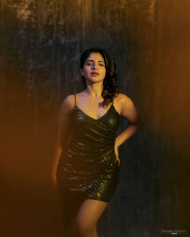 #IswaryaMenon looks drop dead gorgeous in this glittery outfit.