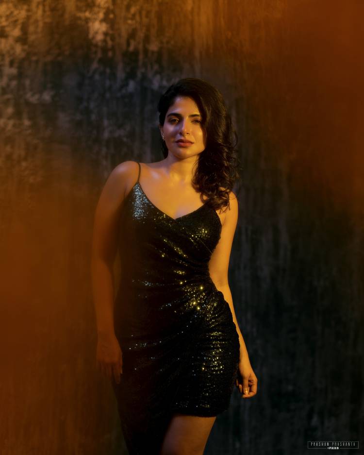 #IswaryaMenon looks drop dead gorgeous in this glittery outfit.
