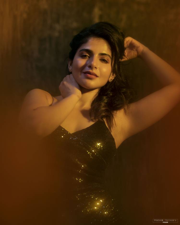 #IswaryaMenon looks drop dead gorgeous in this glittery outfit.