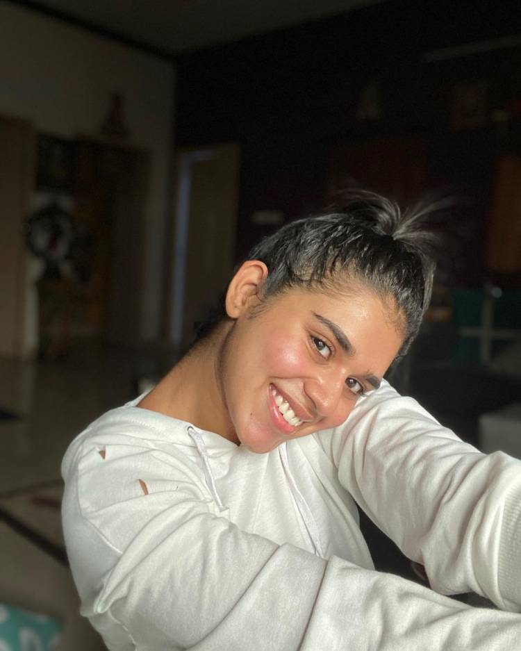 Actress #Meenakshigovindarajan never forgets to wear her smile.