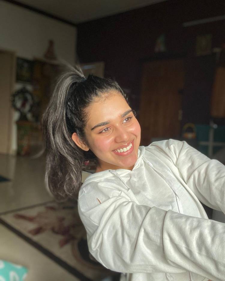 Actress #Meenakshigovindarajan never forgets to wear her smile.