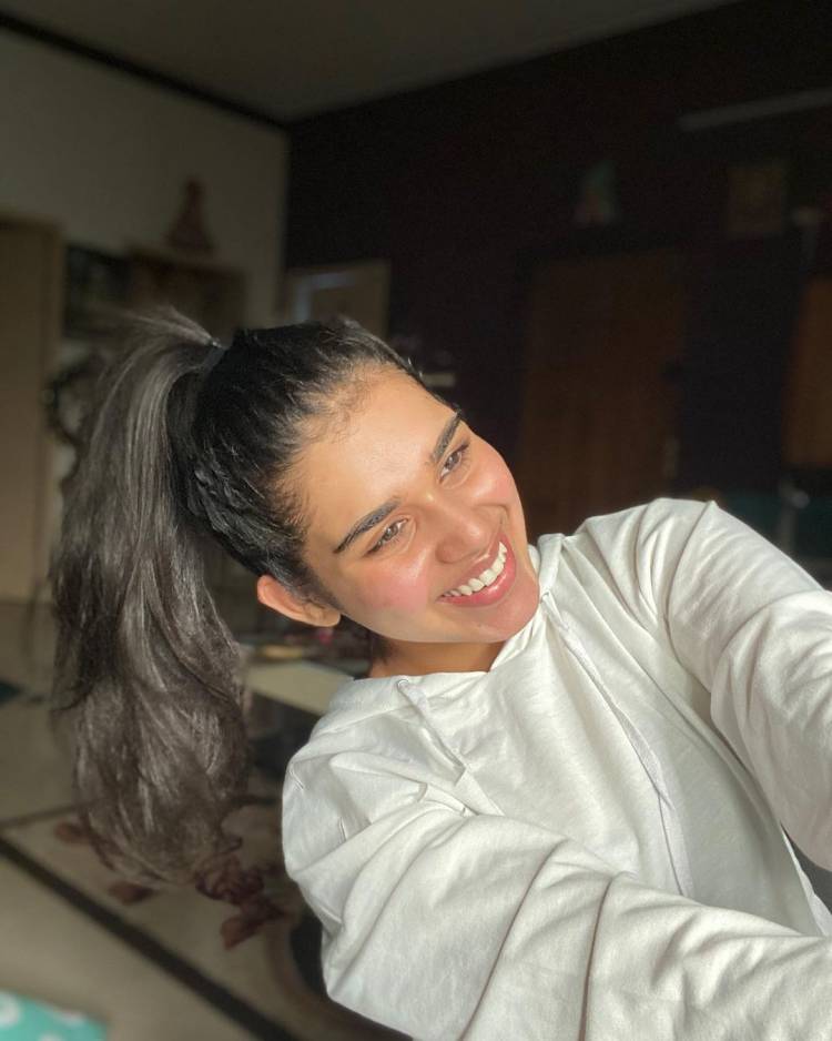 Actress #Meenakshigovindarajan never forgets to wear her smile.