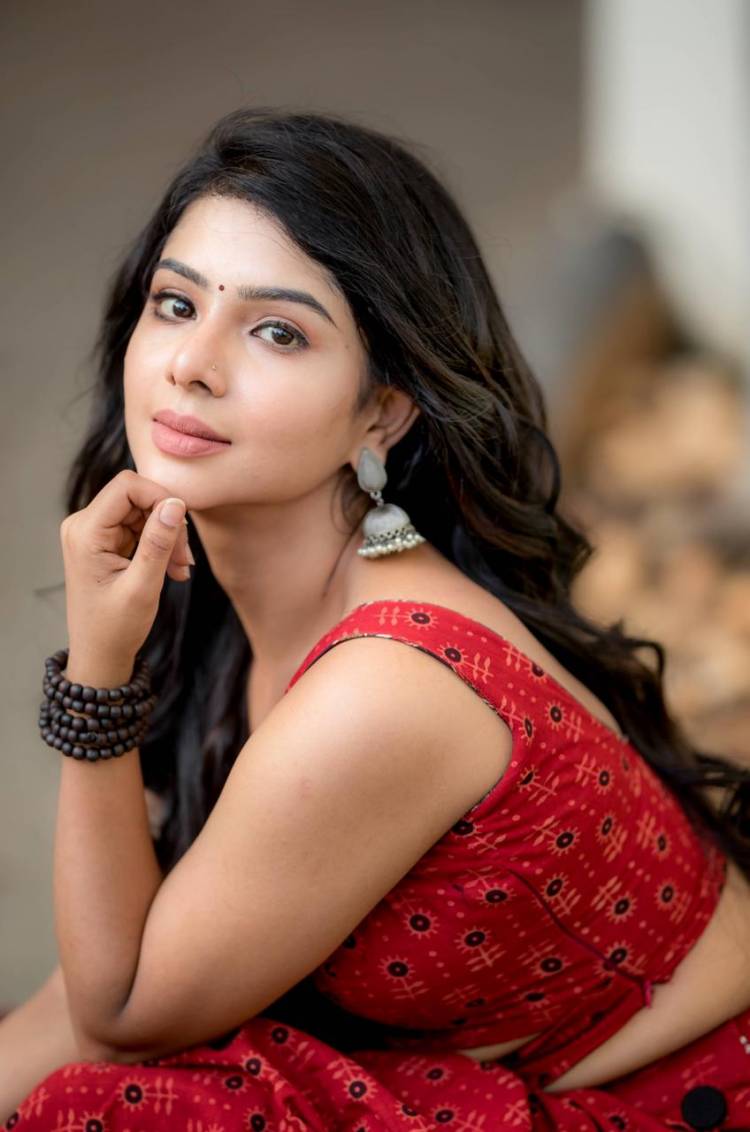 The Energetic #ScintillatingSimpleStar  @itspavitralaksh  @pavithralakshmioffl  In a Magnifying look