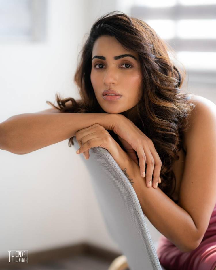 Take a look at Actress #AksharaGowda's heart snatching clicks in pink