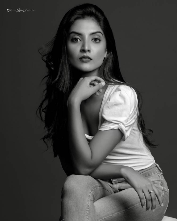 Actress #NivedhithaaSathish looks absolutely stunning in  these lovely black and white pictures. 