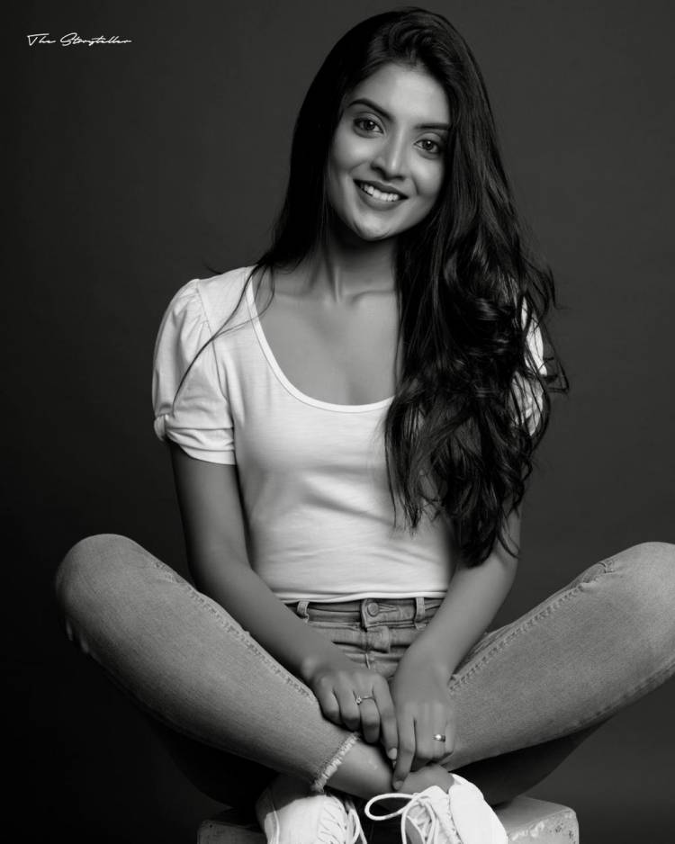 Actress #NivedhithaaSathish looks absolutely stunning in  these lovely black and white pictures. 