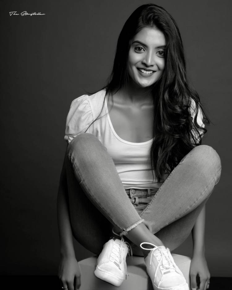 Actress #NivedhithaaSathish looks absolutely stunning in  these lovely black and white pictures. 