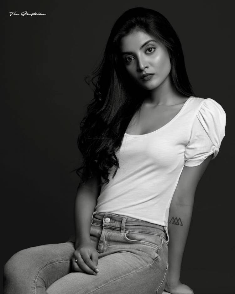 Actress #NivedhithaaSathish looks absolutely stunning in  these lovely black and white pictures. 