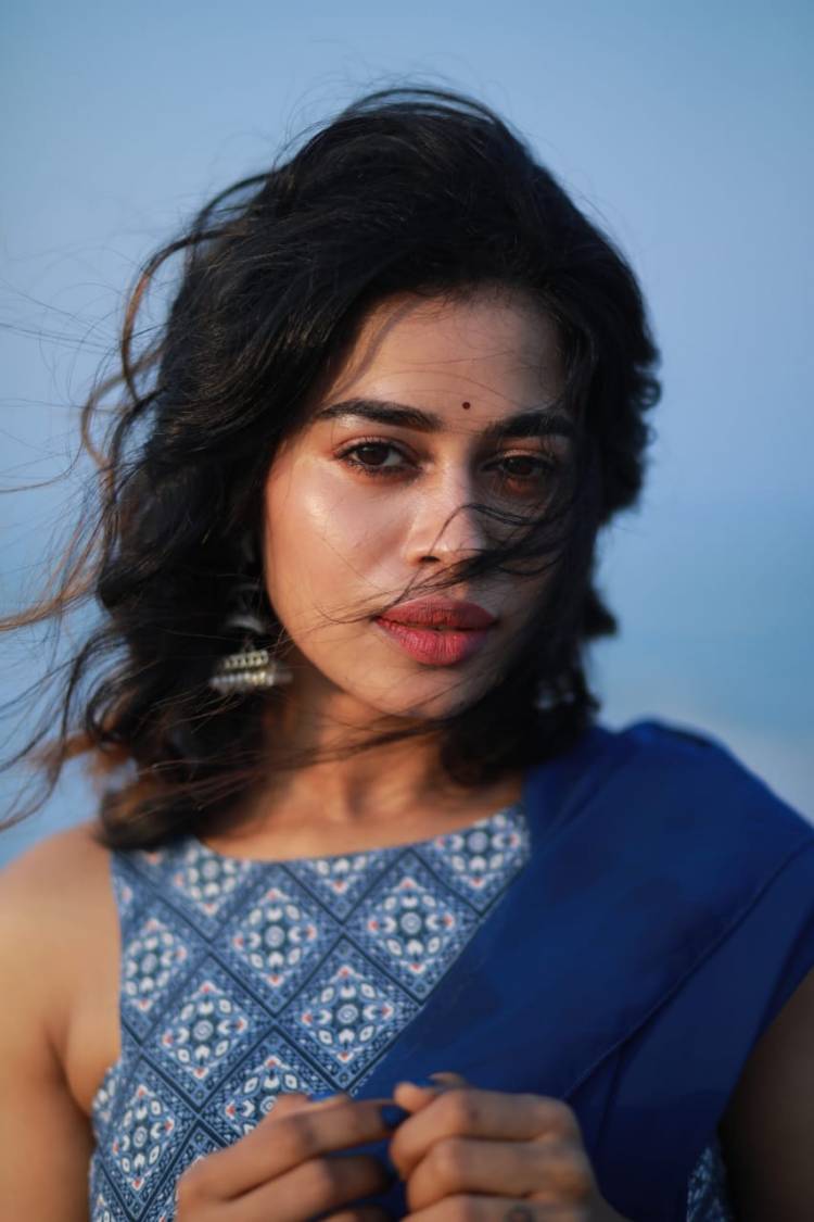 அடுத்தடுத்த படங்களுடன் ஓடிக் கொண்டே இருக்கும் நாயகி!