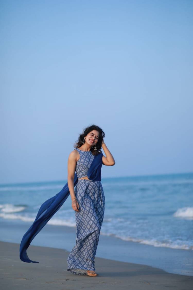 அடுத்தடுத்த படங்களுடன் ஓடிக் கொண்டே இருக்கும் நாயகி!