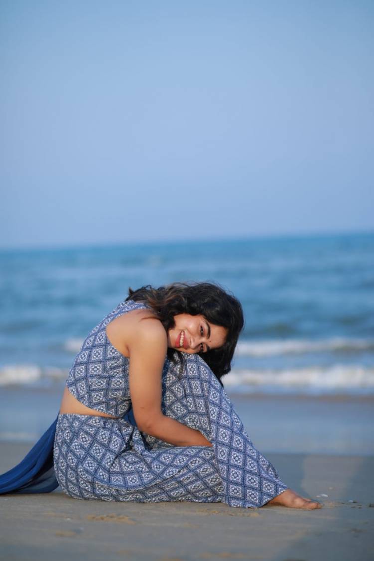 அடுத்தடுத்த படங்களுடன் ஓடிக் கொண்டே இருக்கும் நாயகி!