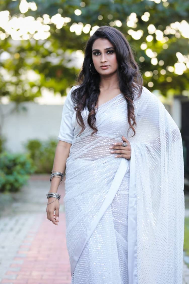 Actress #Poornimaravi  dazzles in white outfit & Check out her latest photoshoot stills