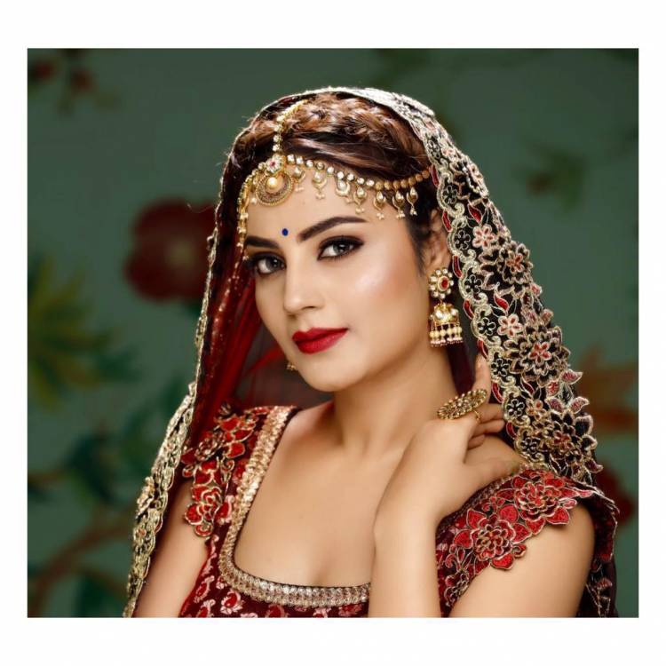 Actress #MinakshiJaiswal looks right out of a fairytale in the beautiful lehenga.