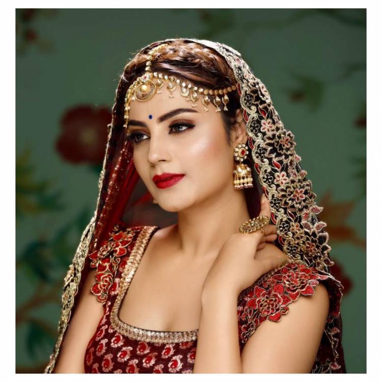 Actress #MinakshiJaiswal looks right out of a fairytale in the beautiful lehenga.