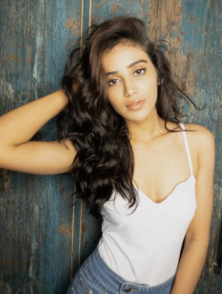 Glam doll #SimranGupta dazzling in her recent pics.