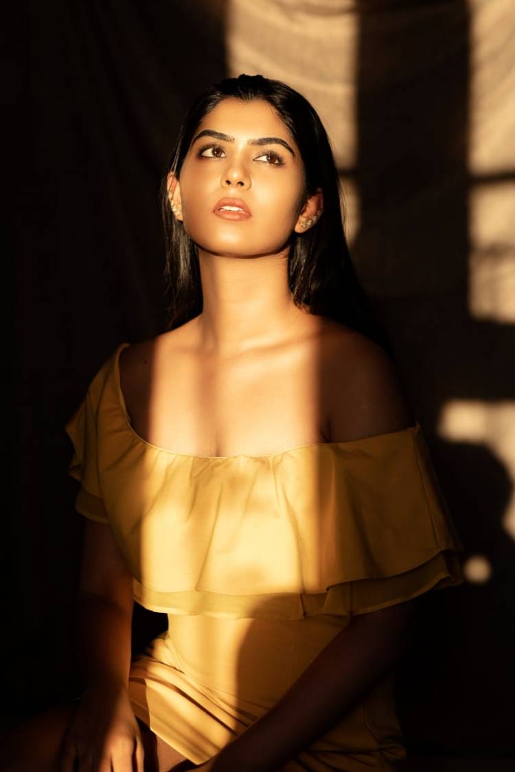 Actress #UpasanaRC shine as bright as subshine in the beautiful yellow outfit... 