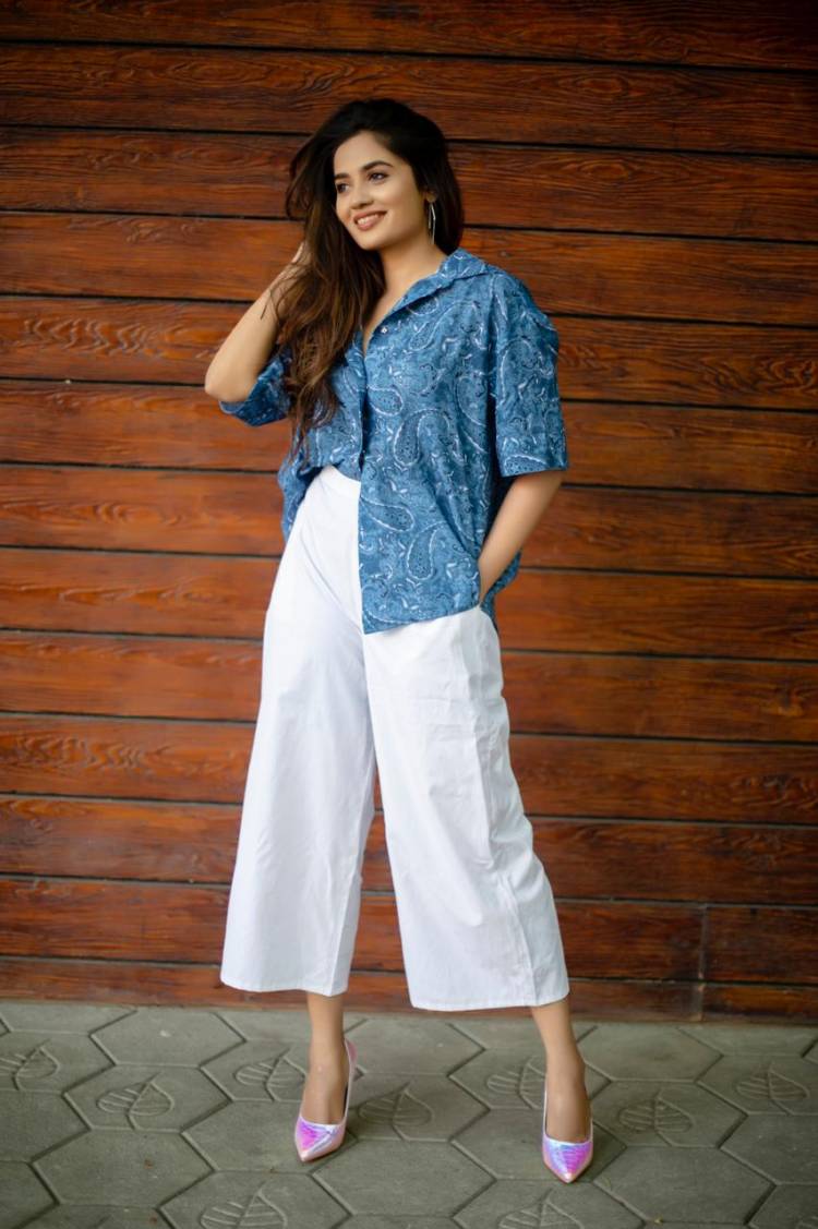 Fashionista! Actress @TejuAshwini9 New Photoshoot Pics