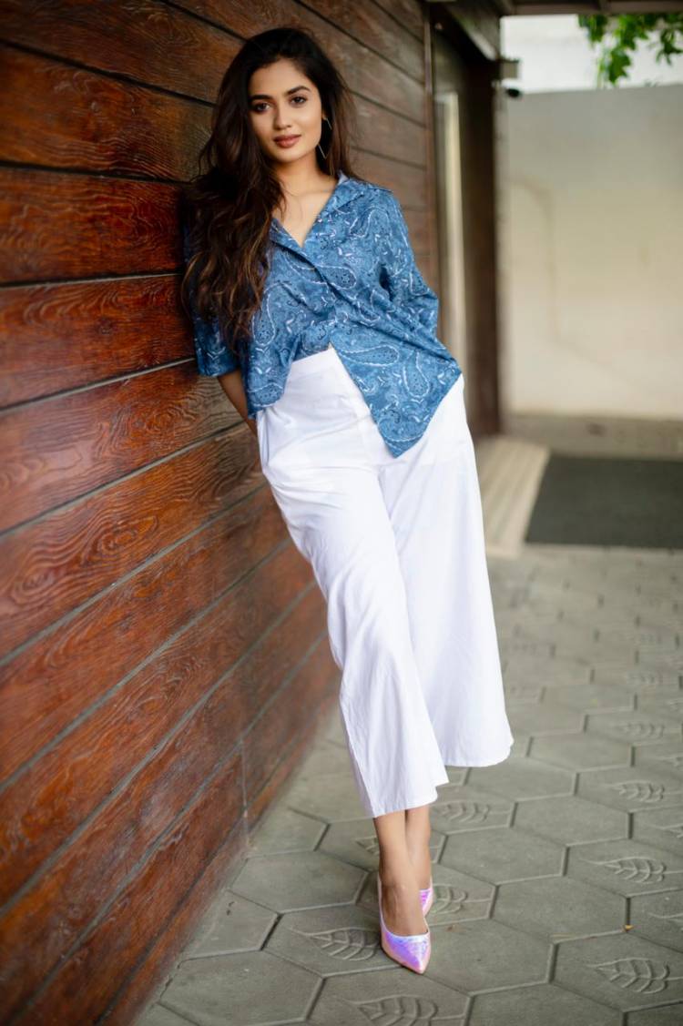 Fashionista! Actress @TejuAshwini9 New Photoshoot Pics