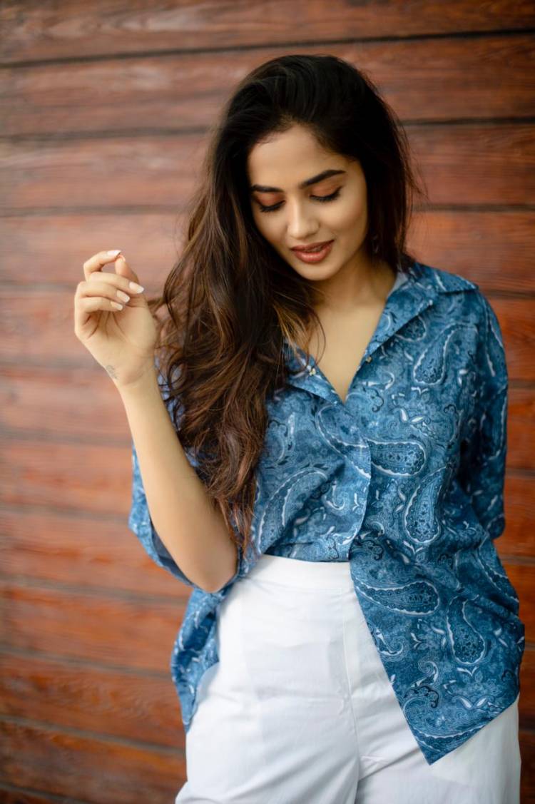 Fashionista! Actress @TejuAshwini9 New Photoshoot Pics