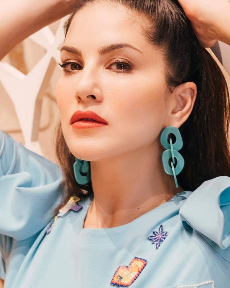 No time to be blue !!! Makeup: Star Struck by Sunny Leone