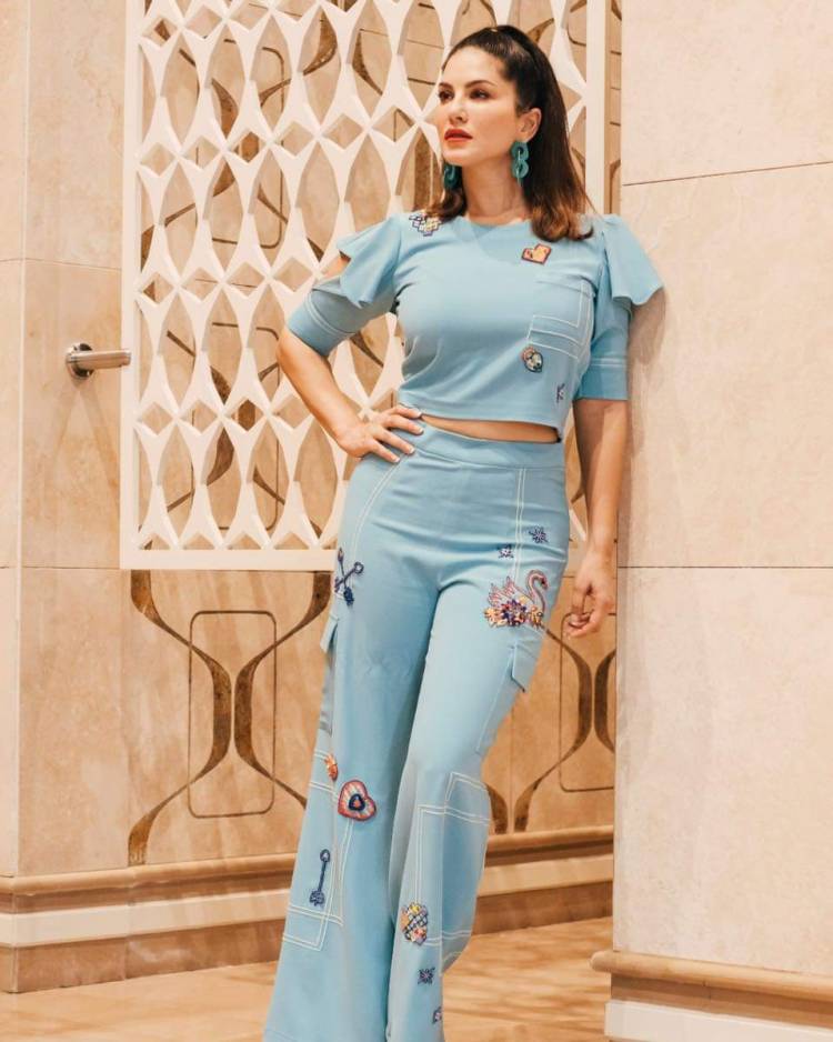 No time to be blue !!! Makeup: Star Struck by Sunny Leone